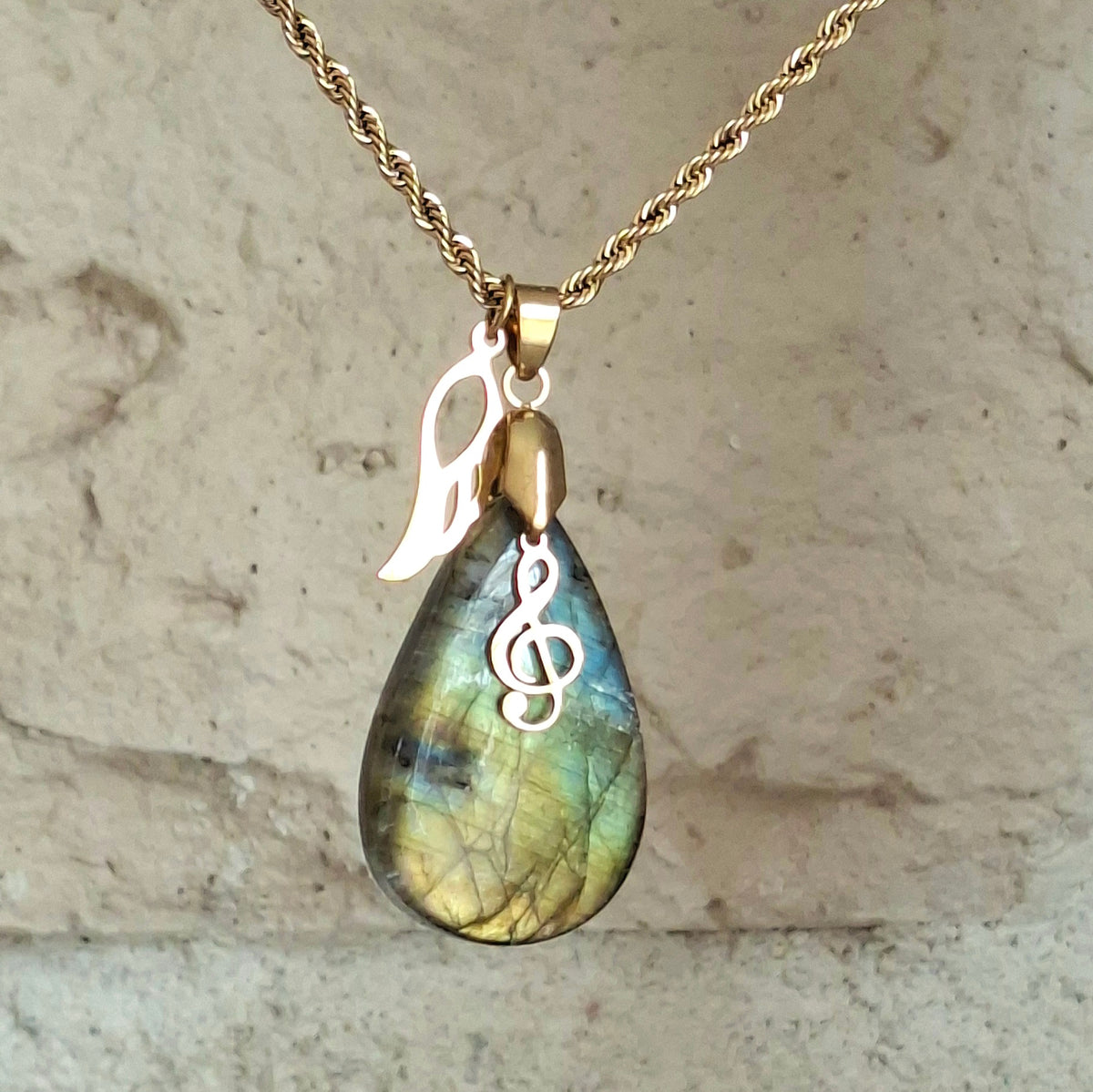 Collier en labradorite naturelle forme poire sur chaîne acier inoxydable doré