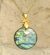Charger l'image dans la galerie, Collier en labradorite ronde aux reflets multicolores avec breloques fleur et papillon. Petite Rainette Bijoux