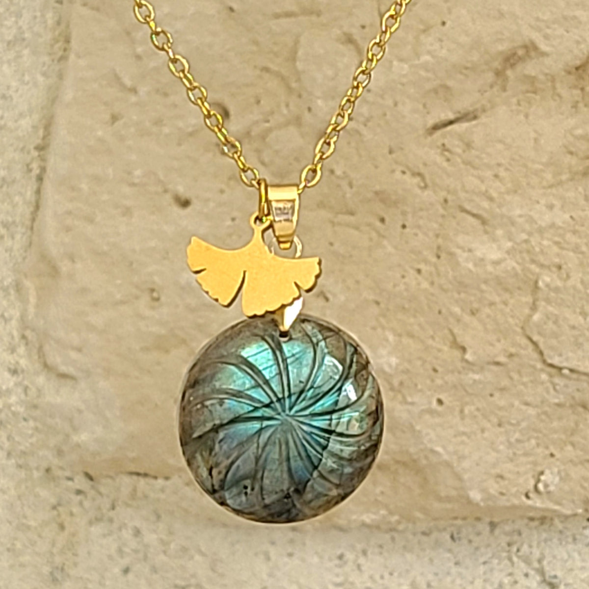 Collier en labradorite ronde ciselée avec breloque feuille de ginkgo en acier inoxydable doré. Petite Rainette Bijoux