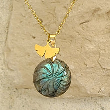 Charger l'image dans la galerie, Collier en labradorite ronde ciselée avec breloque feuille de ginkgo en acier inoxydable doré. Petite Rainette Bijoux