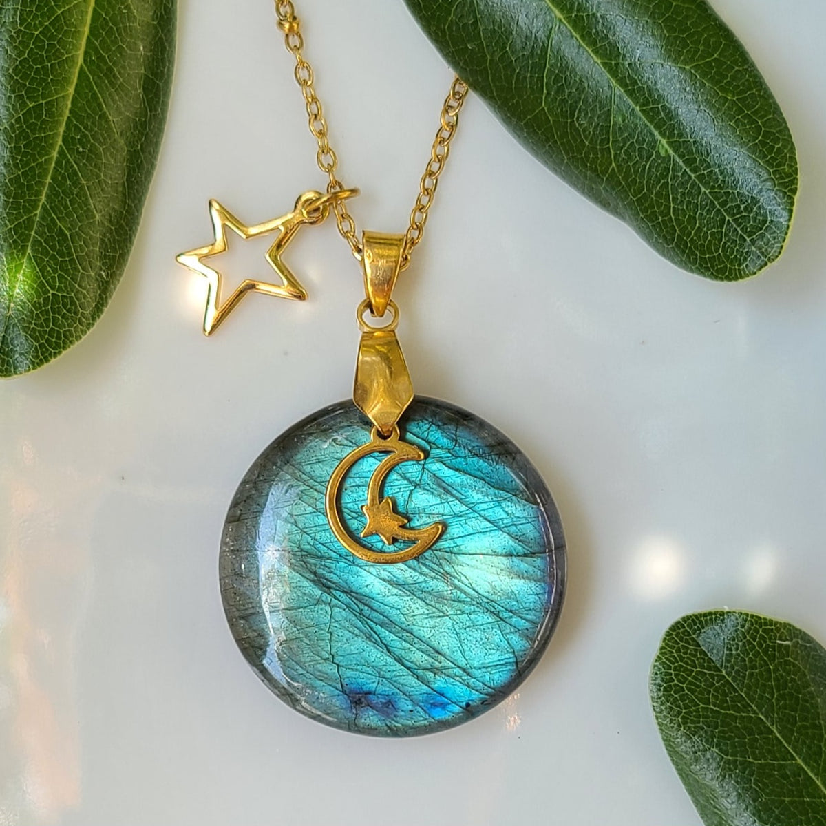 Collier acier doré en labradorite ronde aux reflets bleus avec breloques lune et étoile - Petite Rainette Bijoux