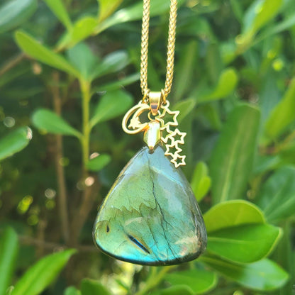 Collier en labradorite triangulaire avec breloques étoiles et lune en acier inoxydable doré. Petite Rainette Bijoux