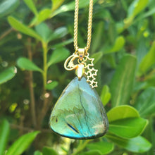 Charger l'image dans la galerie, Collier en labradorite triangulaire avec breloques étoiles et lune en acier inoxydable doré. Petite Rainette Bijoux
