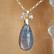 Charger l'image dans la galerie, Collier en labradorite violette en forme de goutte avec breloques fée et bouton de lotus en acier doré. 