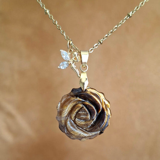 Collier en œil de tigre sculpté en rose avec breloque fée sur chaine acier doré