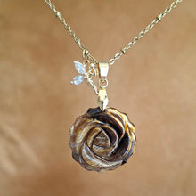 Charger l'image dans la galerie, Collier en œil de tigre sculpté en rose avec breloque fée sur chaine acier doré