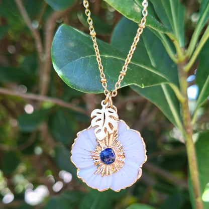 Collier acier fleur en nacre avec lapis-lazuli central et breloque feuille en acier doré.
