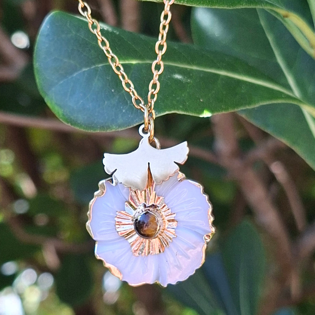 Collier fleur de nacre et oeil de tigre sur chaîne dorée avec breloque ginkgo