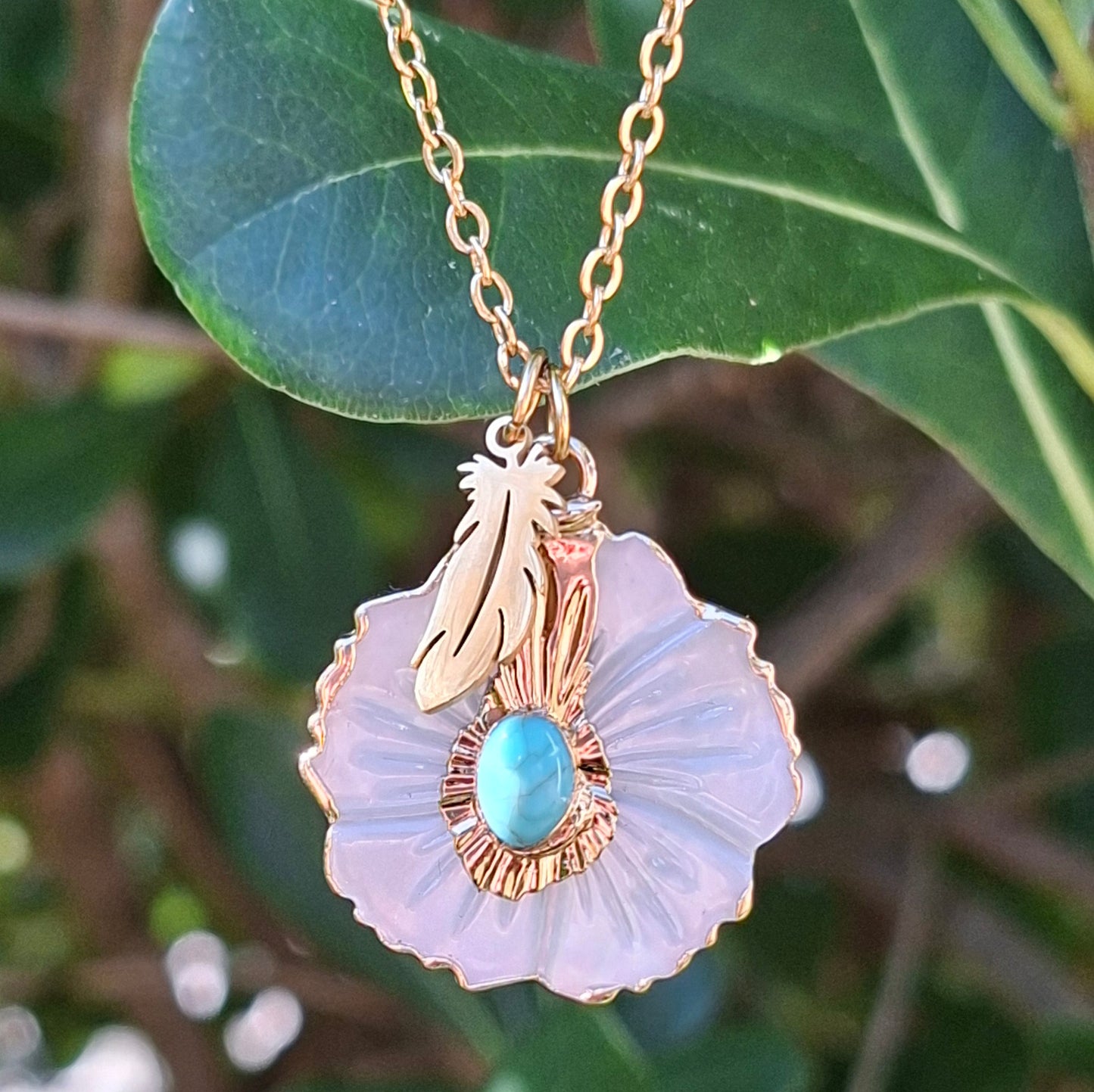 Collier doré fleur de nacre et turquoise avec breloque plume