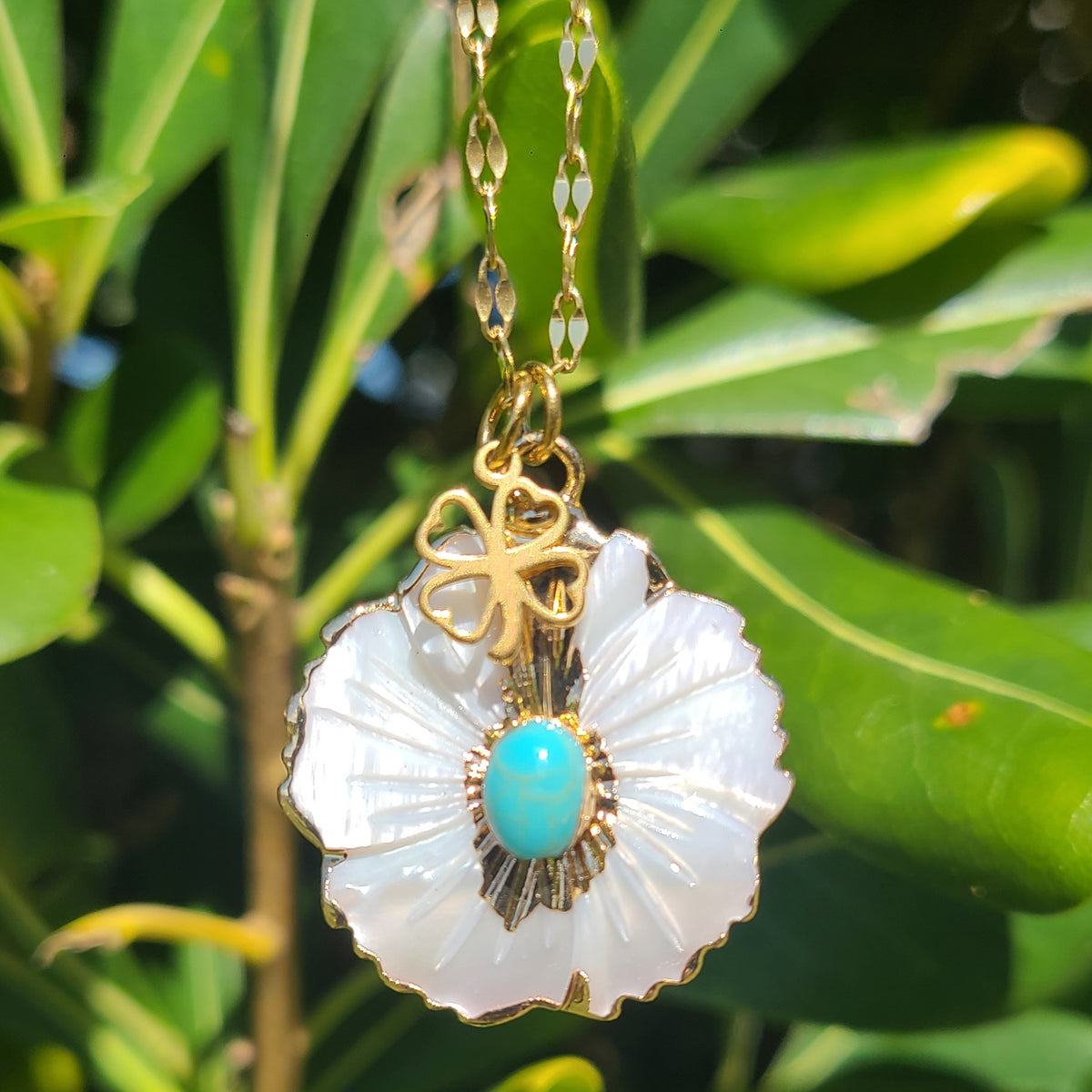 Collier fleur de nacre et turquoise avec breloque trèfle sur chaîne acier doré