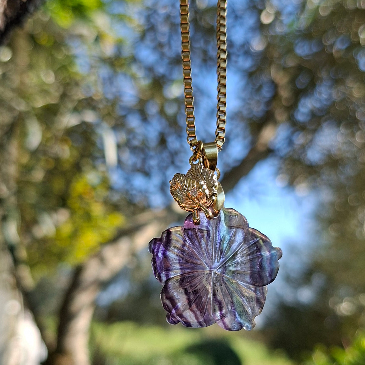 Collier fleur en fluorite et acier doré avec breloque feuilles