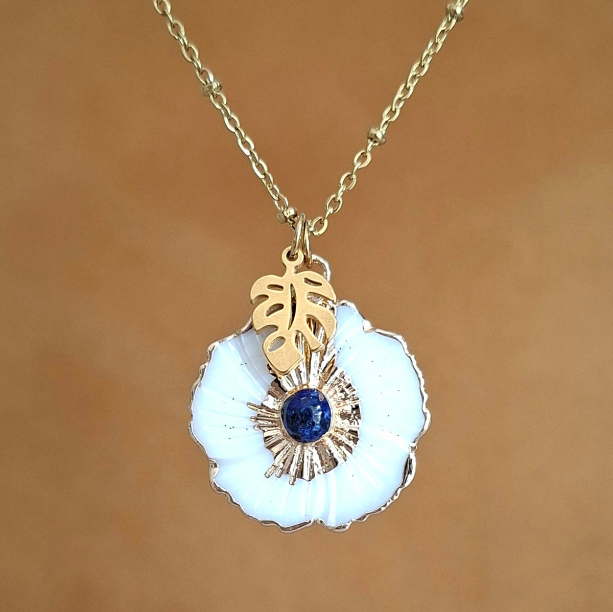 Collier fleur en nacre et lapis lazuli sur chaine acier doré et breloque feuille
