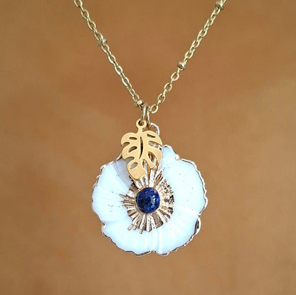 Collier fleur en nacre et lapis lazuli sur chaine acier doré et breloque feuille