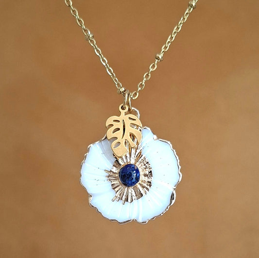 Collier fleur en nacre et lapis lazuli sur chaine acier doré et breloque feuille