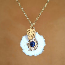 Charger l'image dans la galerie, Collier fleur en nacre et lapis lazuli sur chaine acier doré et breloque feuille