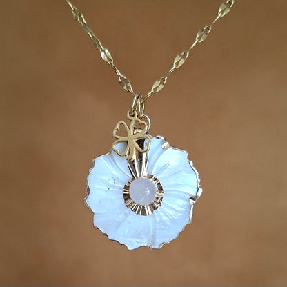 Collier en fleur de nacre et quartz rose avec breloque trèfle