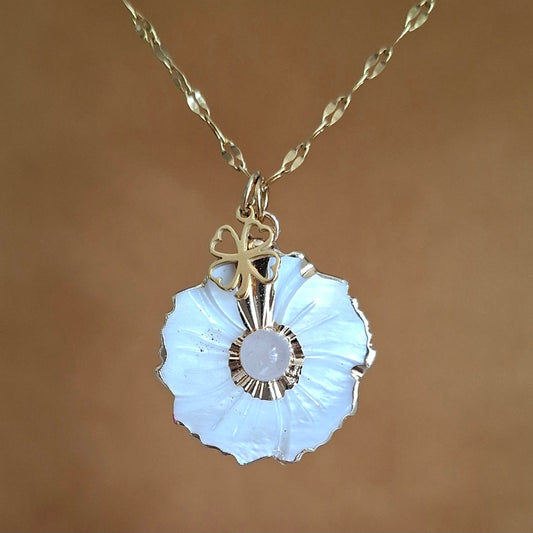 Collier en fleur de nacre et quartz rose avec breloque trèfle