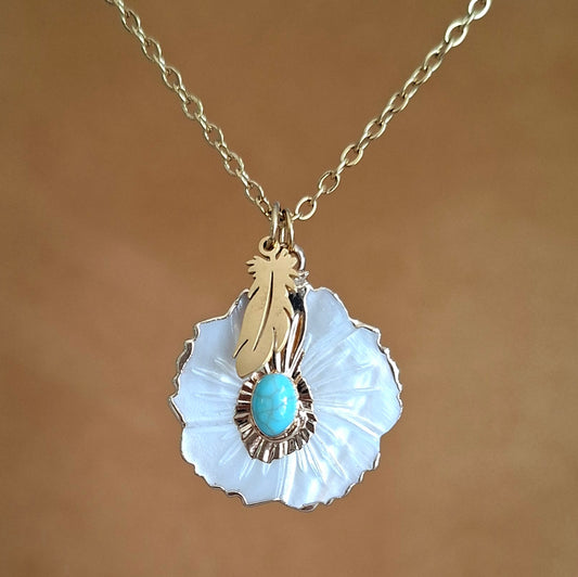 Collier fleur de nacre et turquoise chaine acier doré et breloque plume