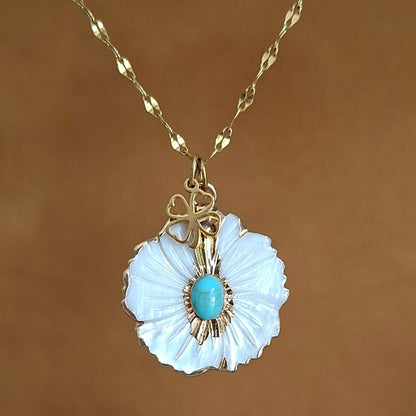 Collier fleur de nacre et turquoise sur chaine dorée avec breloque trèfle à quatre feuilles