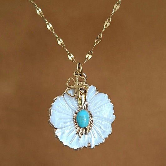 Collier fleur de nacre et turquoise sur chaine dorée avec breloque trèfle à quatre feuilles