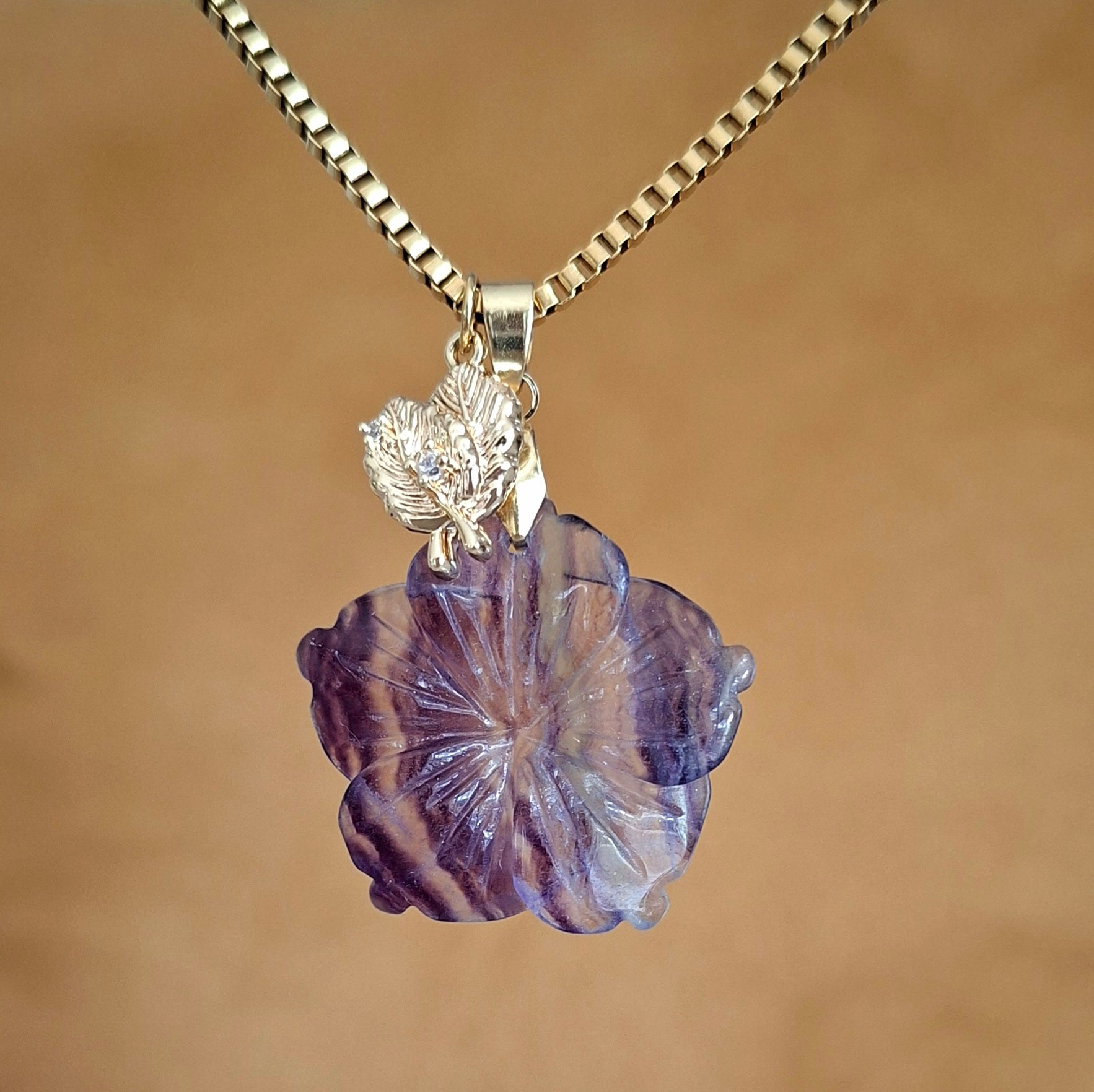 Collier fleur en fluorite et acier doré avec breloque feuilles et zirconium