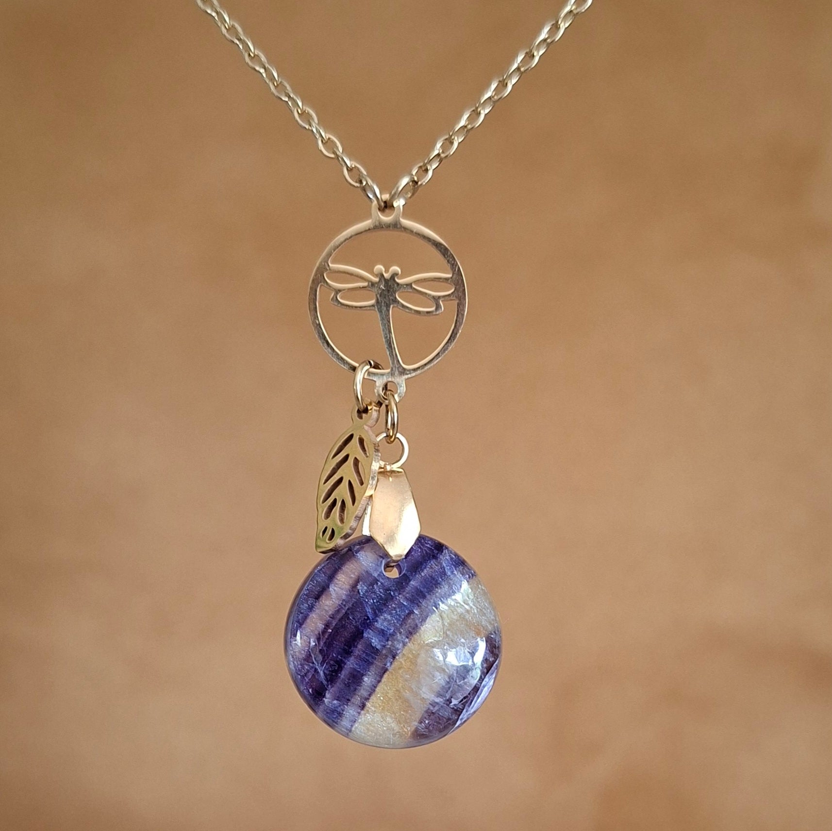 Collier en fluorite naturelle ronde, sur chaîne dorée avec breloques libellule et feuille