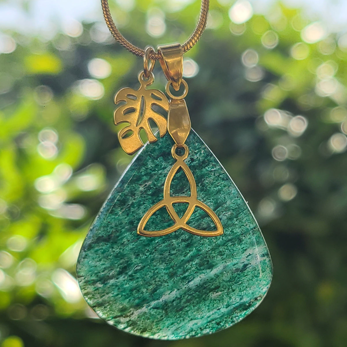 Collier en aventurine naturelle taillée de forme poire, avec breloque feuille pièce unique