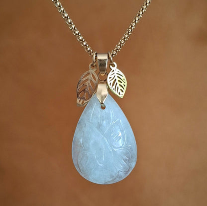 Collier  aigue marine ciselée forme goutte avec deux breloques feuilles