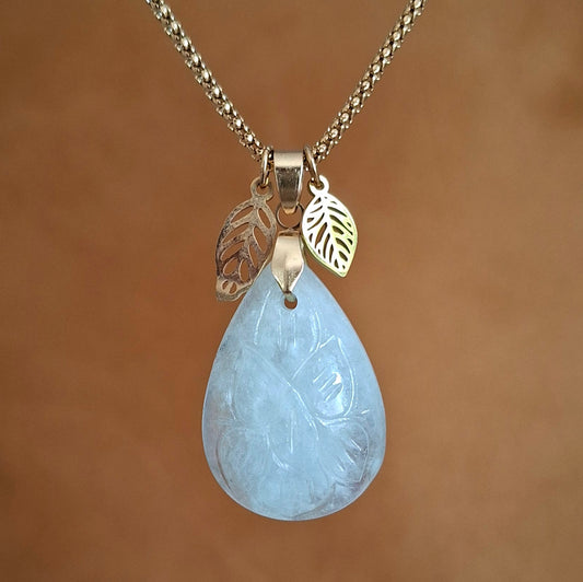Collier  aigue marine ciselée forme goutte avec deux breloques feuilles