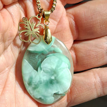 Charger l'image dans la galerie, Collier en hémimorphite naturelle turquoise présenté dans la main, chaîne acier inoxydable doré maille forçat carrée.