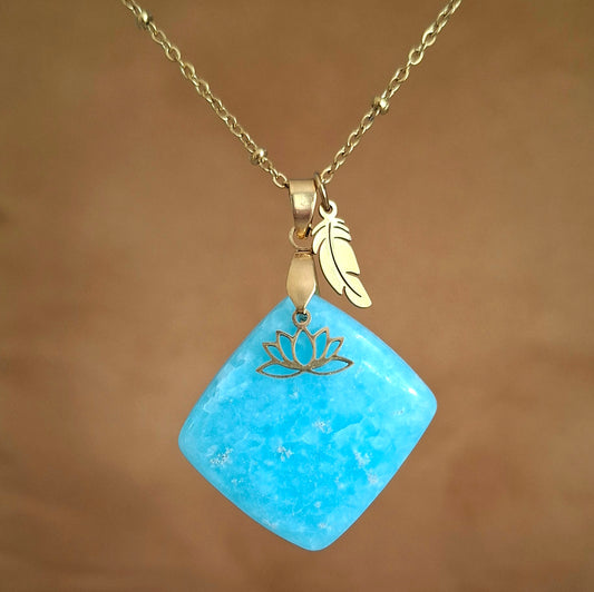 Collier en hémimorphite naturelle bleue carrée, sur chaîne dorée.