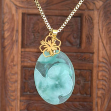 Charger l'image dans la galerie, Collier en hémimorphite naturelle turquoise ovale avec breloque fleur d’hibiscus sur chaîne acier inoxydable doré.