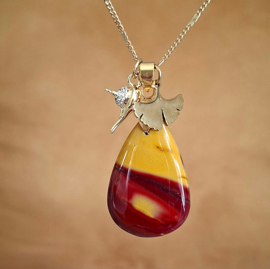 Collier en jaspe mokaïte naturel taillé en forme de poire, sur chaîne dorée.