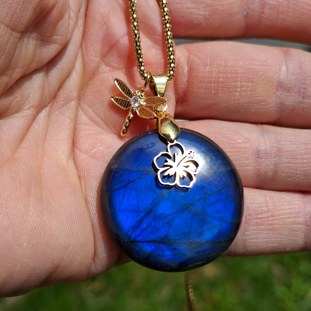 Collier en labradorite bleue et acier doré dans la main