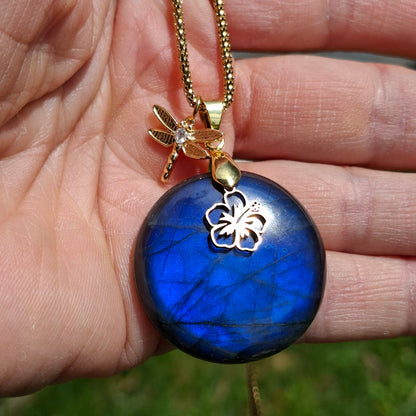 Collier en labradorite bleue et acier doré dans la main