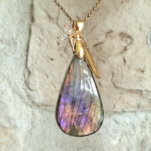 Charger l'image dans la galerie, Collier acier en labradorite goutte reflets violets