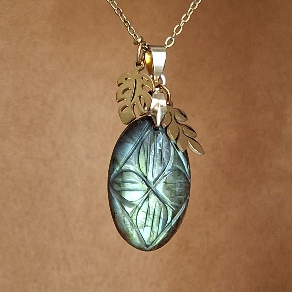 Collier labradorite verte et dorée ciselée avec breloques feuilles