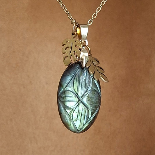 Collier labradorite verte et dorée ciselée avec breloques feuilles