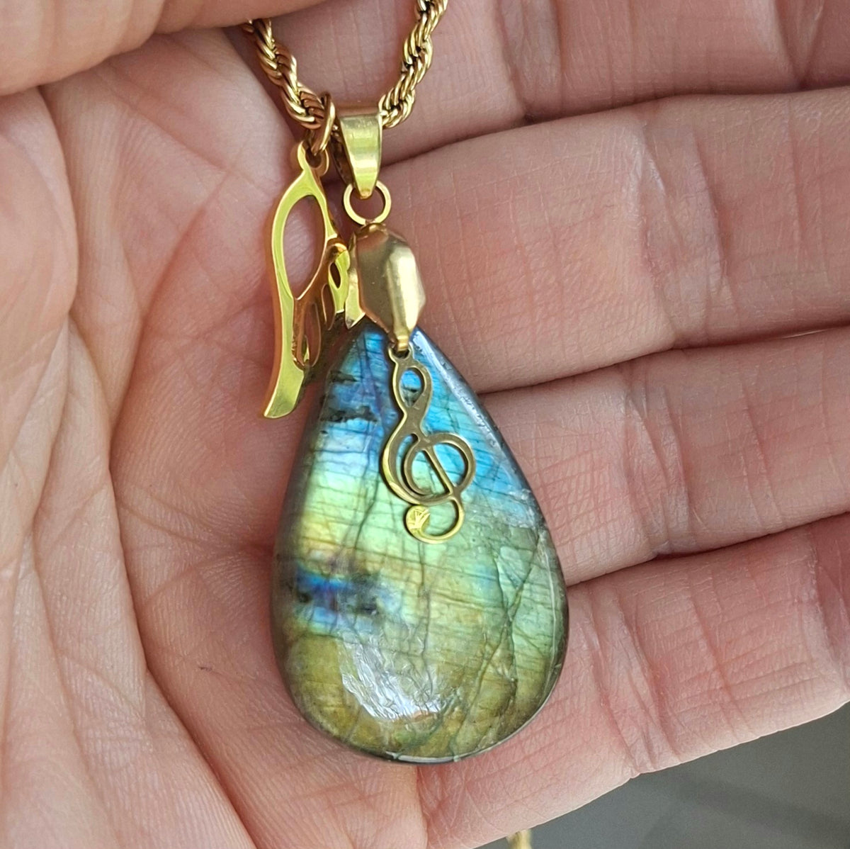 Collier en labradorite naturelle forme poire présenté dans la main
