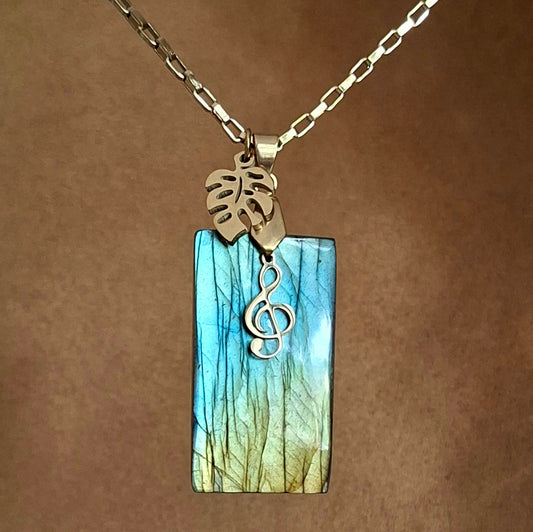 Collier acier inoxydable doré en labradorite rectangulaire avec breloques feuille et clé de sol. 