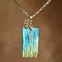 Charger l'image dans la galerie, Collier acier inoxydable doré en labradorite rectangulaire avec breloques feuille et clé de sol. 