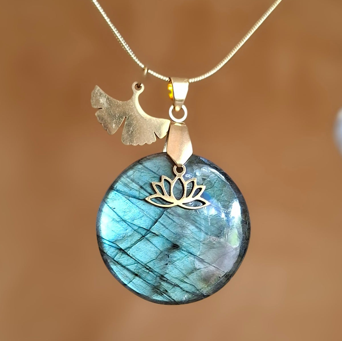 Collier en labradorite ronde avec breloques fleur de lotus et feuille de ginkgo en acier inoxydable doré. 