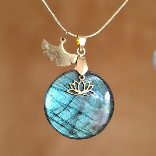 Collier en labradorite ronde avec breloques fleur de lotus et feuille de ginkgo en acier inoxydable doré. 