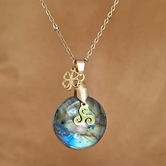 Collier en labradorite naturelle ronde sur chaîne maille perlée en acier inoxydable doré avec breloques triskell et trèfle.