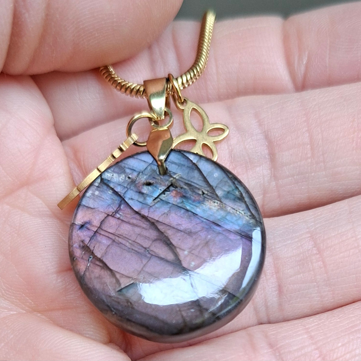 Collier en labradorite violette ronde avec breloques plume et papillon sur chaîne en acier inoxydable doré