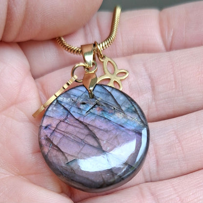 Collier en labradorite violette ronde avec breloques plume et papillon sur chaîne en acier inoxydable doré
