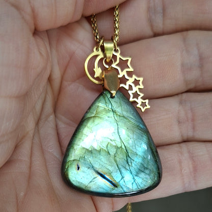 Collier labradorite verte dans la main avec breloques étoiles et lune