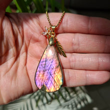 Charger l'image dans la galerie, Cllier acier et labradorite gouute reflets violetes dans la main