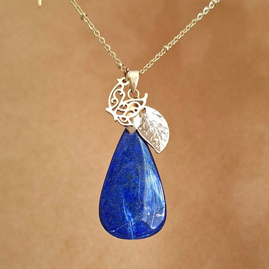 Collier acier en lapis-lazuli goutte avec breloques feuille et papillon.