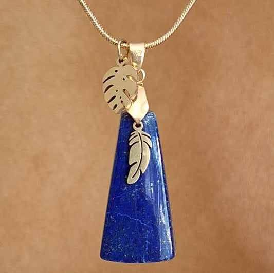 Collier en lapis-lazuli triangulaire avec breloques plume et feuille en acier doré.